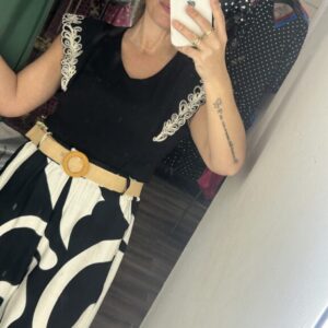 camiseta  negra manga perforada