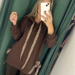 sudadera marron cuerdas leopardo