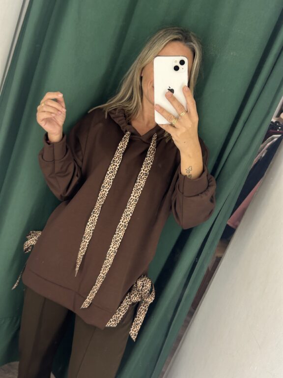 sudadera marron cuerdas leopardo