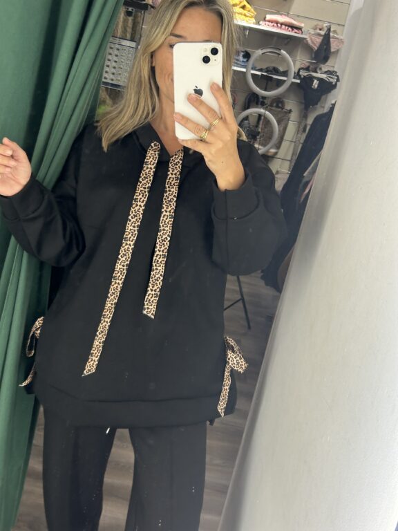 sudadera negra cuerdas animal print