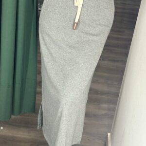 falda gris punto