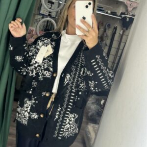 rebeca negra cositas blanca