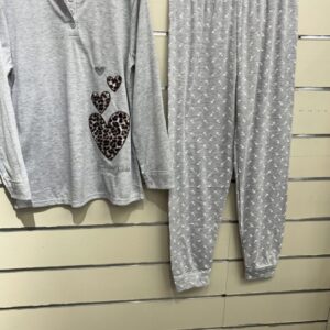 pijama corazón leopardo gris
