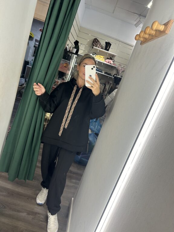 sudadera negra cuerdas animal print