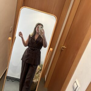 traje chaqueta marron sin mangas