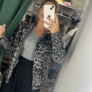 chaqueta punto leopardo negra