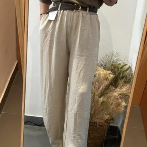 pantalón beige con cinturón