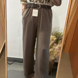 pantalon marron con cinturón