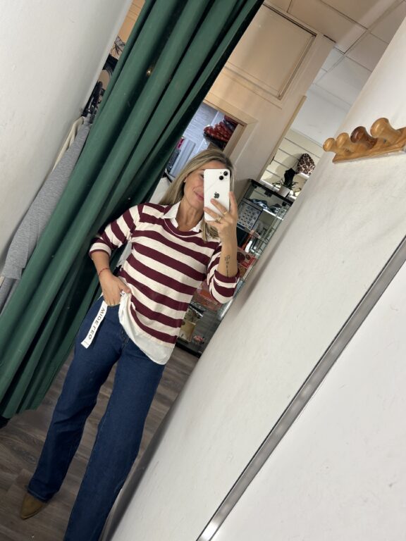 camiseta con cuello rayas burdeos