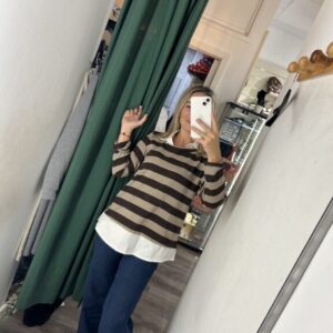 camiseta con cuello rayas marron