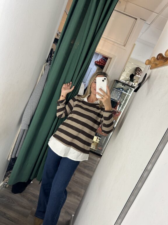 camiseta con cuello rayas marron