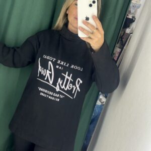 sudadera negra piel melocotón letras blanca