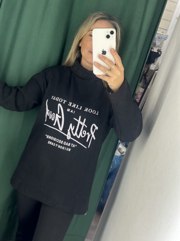 sudadera negra piel melocotón letras blanca