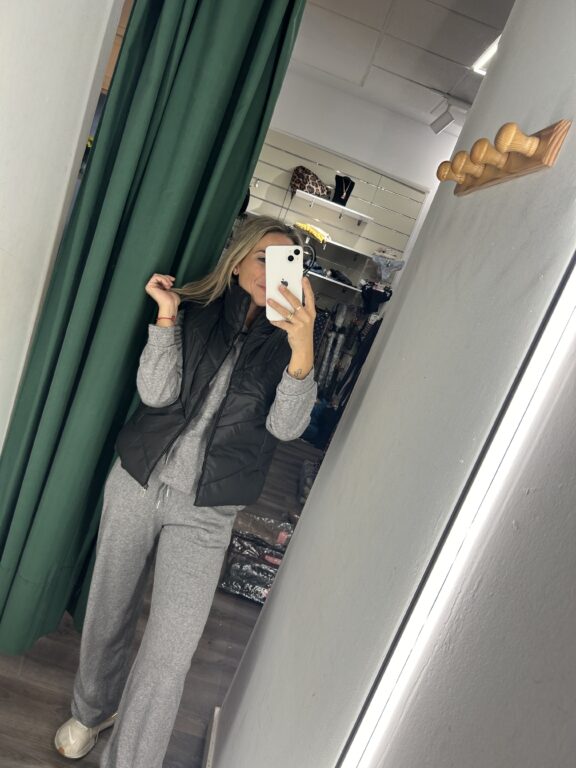 chaleco acolchado sin mangas negro