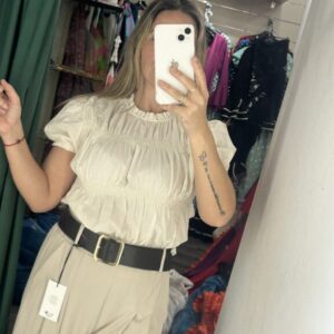 camisa beige fruncida