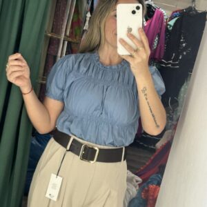 camisa celeste corta fruncida