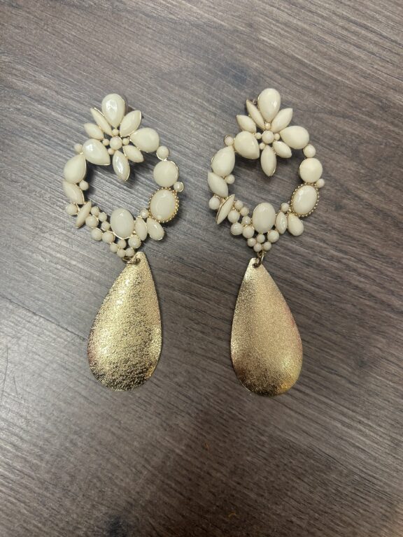 pendiente flor piedra beige