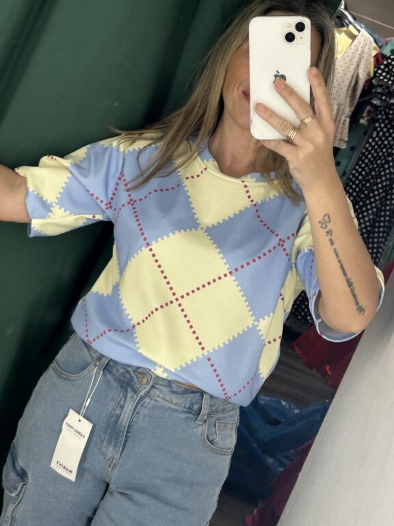 camiseta rombo celeste y amarillo