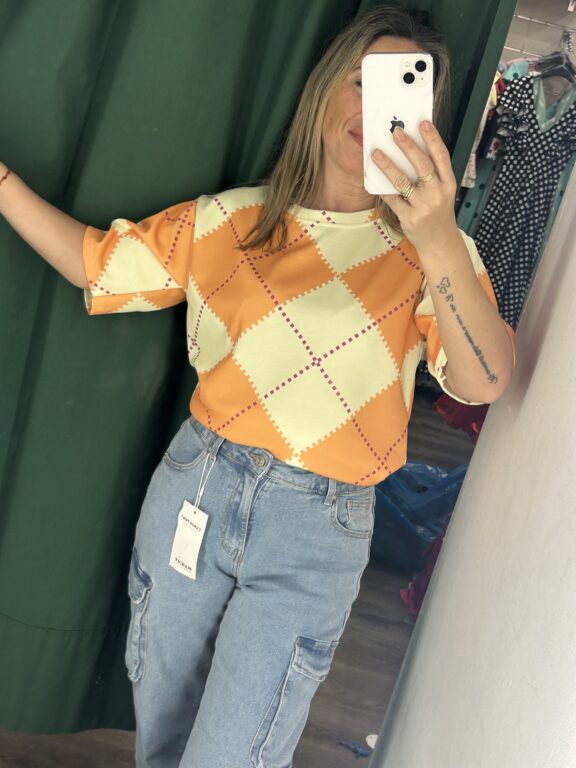 camiseta amarilla y rombos naranja