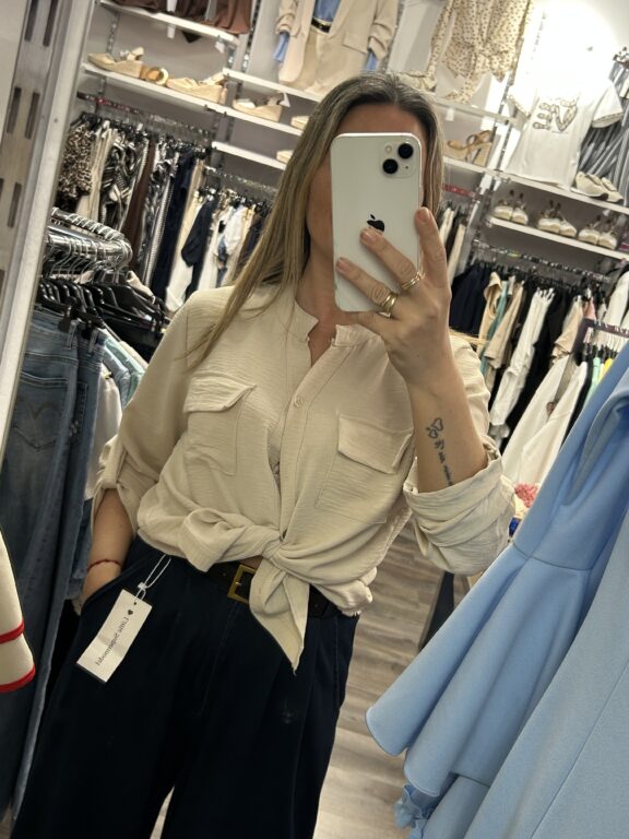 camisa beige bolsillo