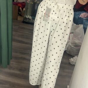 pantalon blanco lunar negro