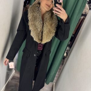 abrigo negro con pelos