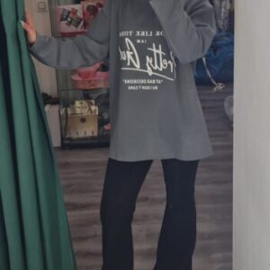 sudadera gris letras blanca piel melo