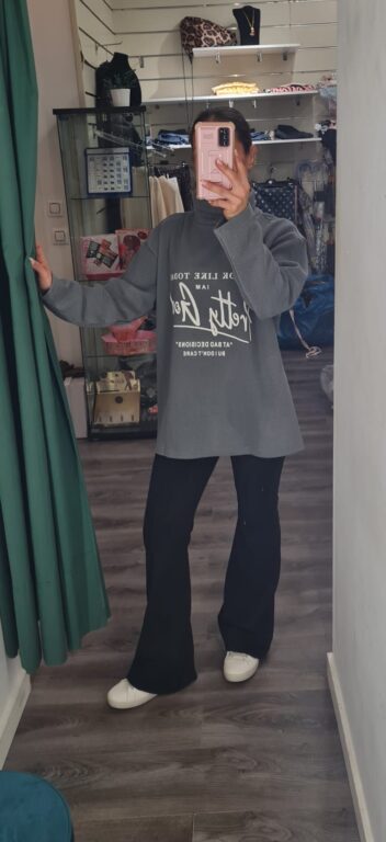 sudadera gris letras blanca piel melo