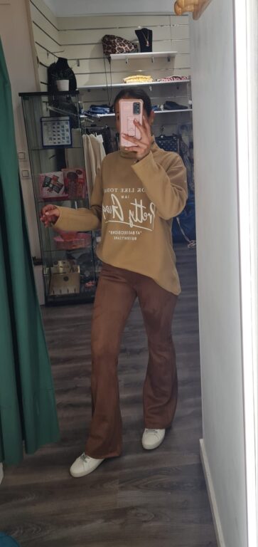 sudadera camel letras blanca piel melo