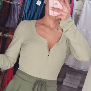 camiseta verde botones