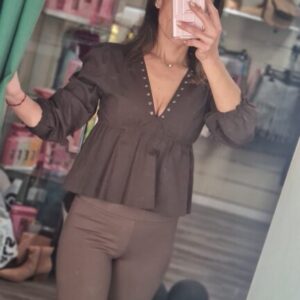 camisa marron tachuelas