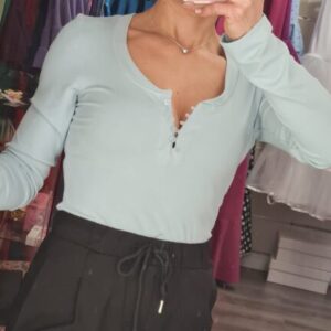 camiseta celeste boton