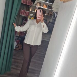 camisa blanca con bolsillo