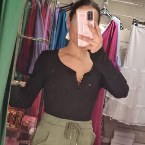 camiseta basica marron botones