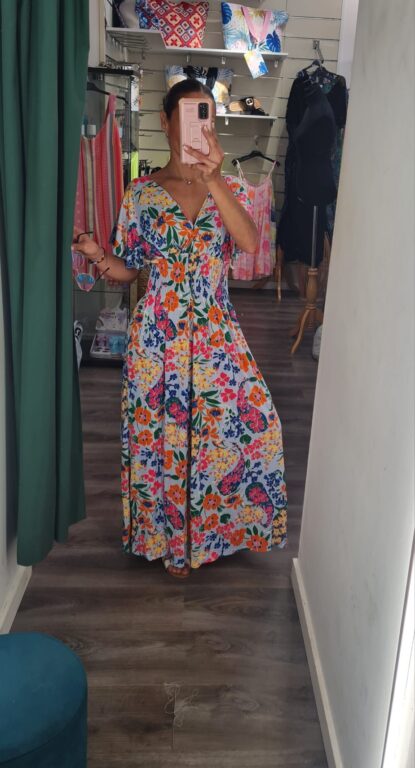 vestido licra fria flores fondo celeste