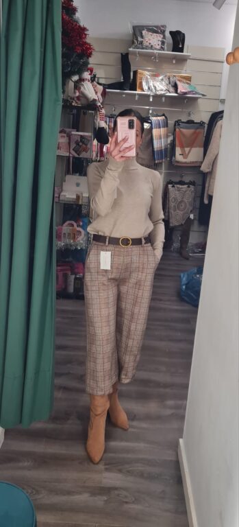 pantalon beige cuadro midi
