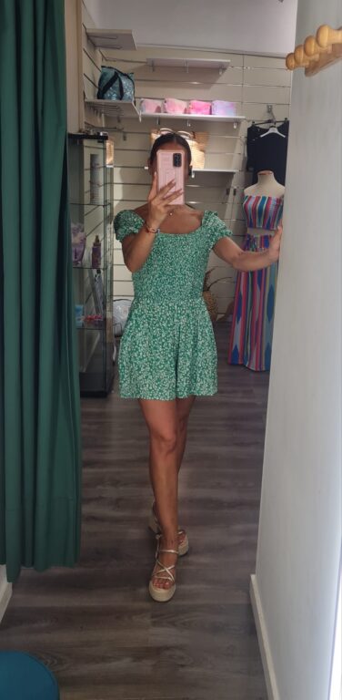 mono verde florecitas